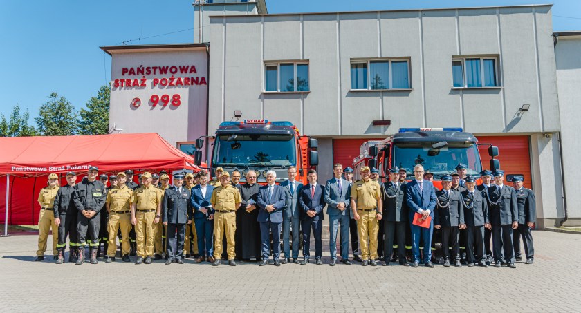 Zdjęcie strażaków w strażnicy na Przędzalnianej w Białymstoku z nowymi wozami ratowniczo-gaśniczymi/ PUW