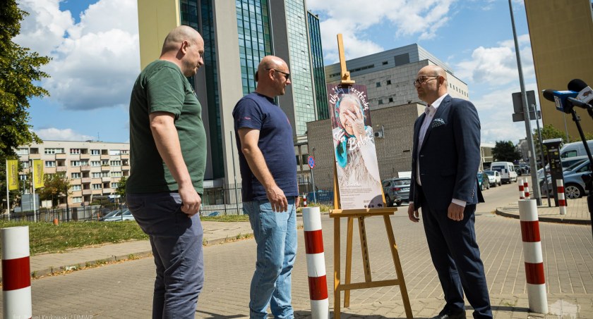 Zdjęcie od lewej: Cezary Chwicewski, Jędrzej Dondziło, Artur Kosicki z projektem muralu z Babcią Eugenią/ podlaskie.eu