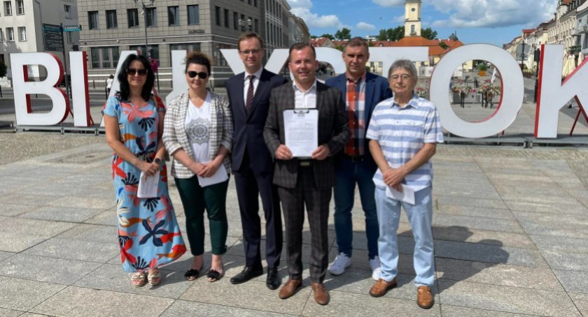 Zdjęcie z konferencji prasowej radnych i działaczy PiS