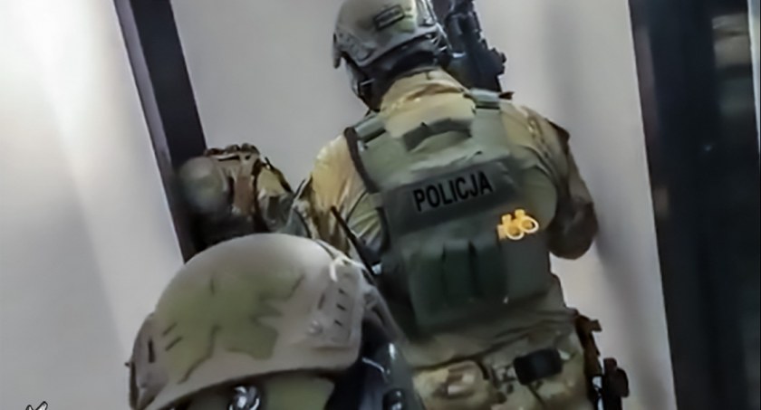 Zdjęcie funkcjonariuszy CBŚP z akcji rozbijania grupy przestępczej zajmującej się przemytem ludzi/ Polska Policja