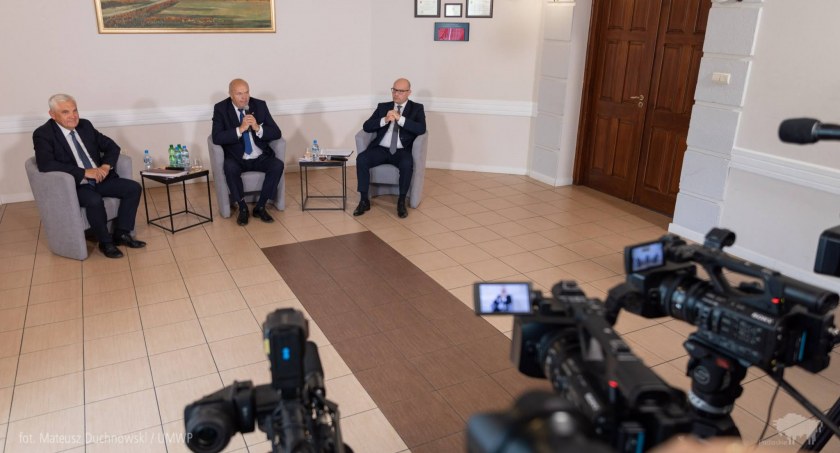 Zdjęcie z debaty na temat lotniska/ Od lewej? Tadeusz Truskolaski, Witold Karczewski i Artur Kosicki/ podlaskie.eu