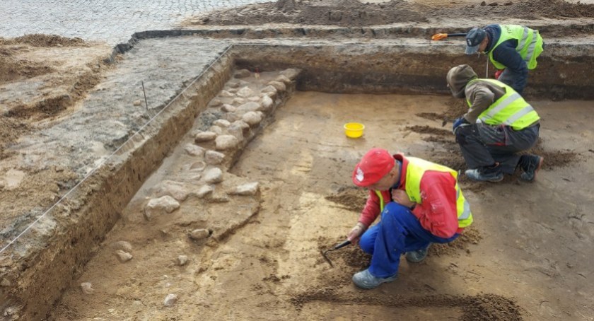 Zdjęcie archeologów pod Pałacem Branickich/ Facebook Muzeum Historii Medycyny i Farmacji Uniwersytetu Medycznego w Białymstoku