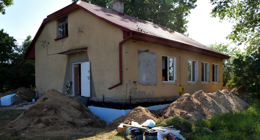 Zdjęcie budynku dawnej szkoły w Rogowie, która przechodzi gruntowny remont/ UM w Choroszczy
