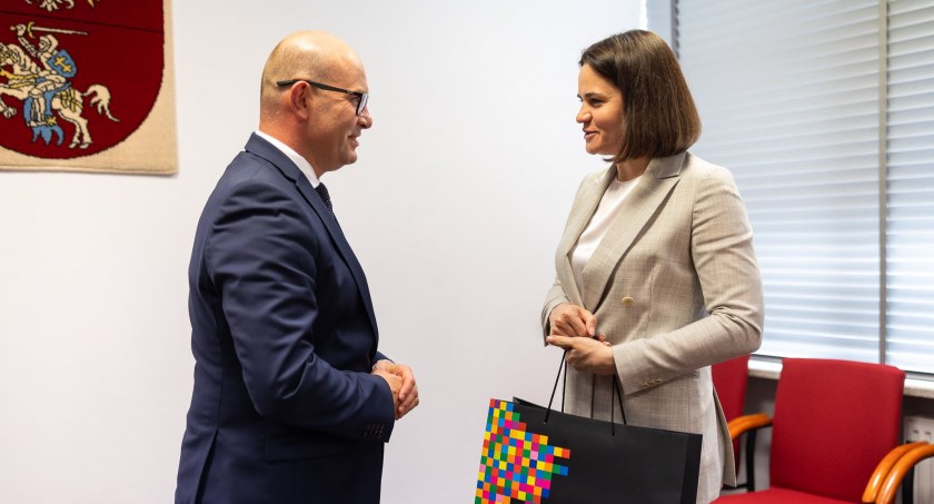 Zdjęcie marszałka Artura Kosickiego i Swiatłany Cichanouskiej/ podlaskie.eu