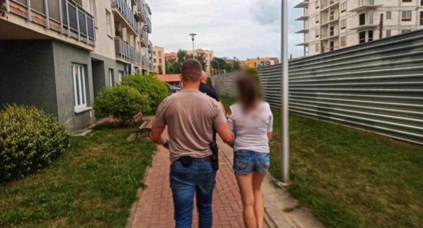 Zdjęcie policjanta prowadzącego zatrzymaną kobietę/ podlaska.policja.gov.pl