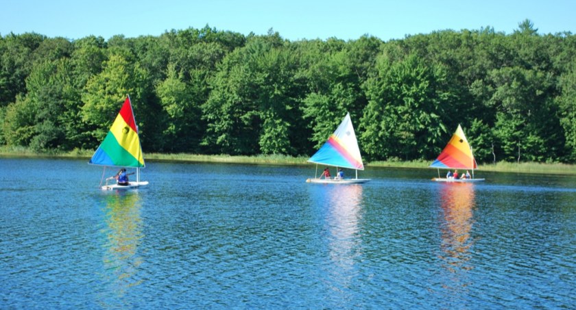 Zdjęcie żaglówek na jeziorze/ Flickr.com Camp Pinewood YMCA