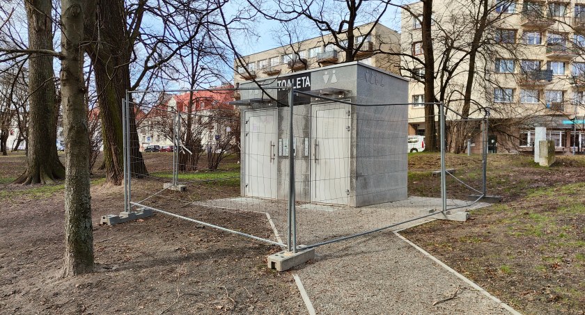 Zdjęcie nieczynnego szaletu publicznego przy pałacowych ogrodach/ DDB