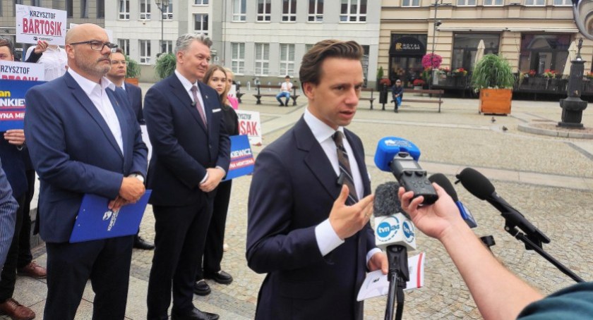Krzysztof Bosak podczas konferencji prasowej Konfederacji w Białymstoku / Foto: Piotr Walczak