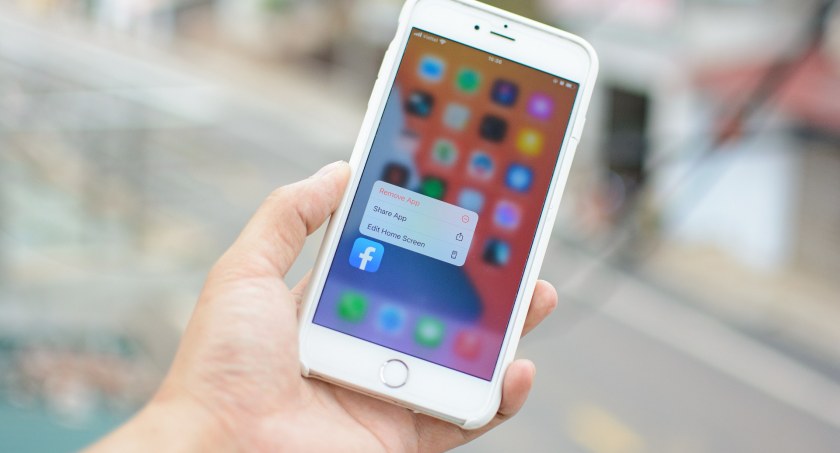 Zdjęcie trzymanego w rękach telefonu komórkowego/ Pixabay.com