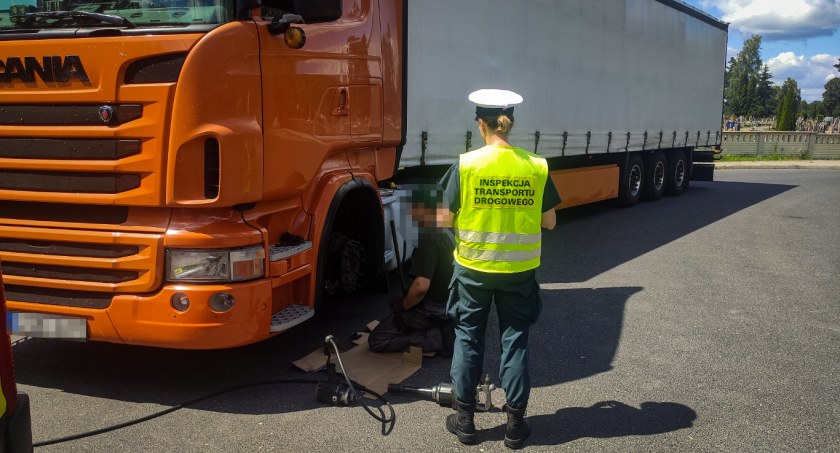 Zdjęcie inspekcji WITD i zatrzymanego przez nią pojazdu ciężarowego/ WITD