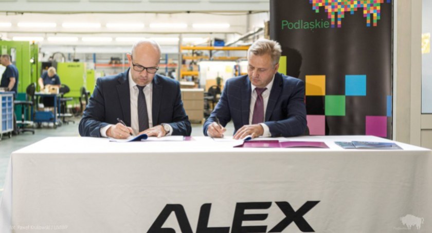 Na zdjęciu z lewej marszałek Artur Kosicki, z prawej: prezes spółki Alex Tadeusz Ożarowski podczas podpisywania umowy / Foto: podlaskie.eu