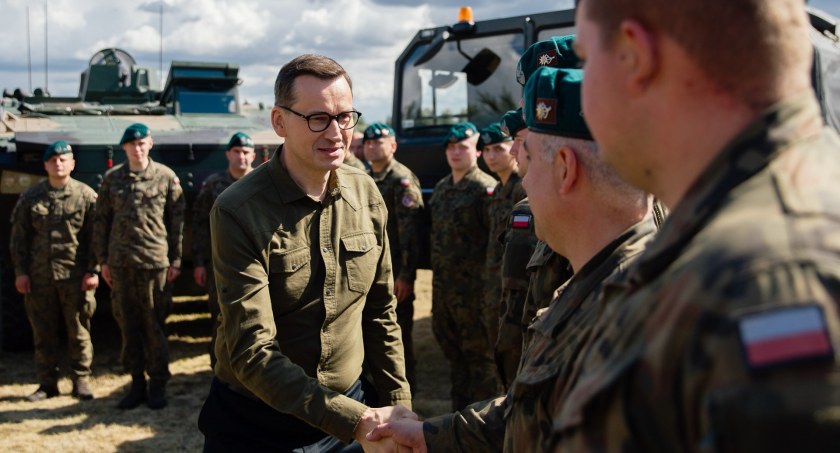 Zdjęcie premiera Mateusza Morawieckiego z żołnierzami/ premier.gov.pl