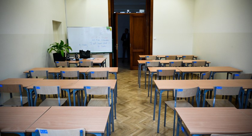 Zdjęcie pustej klasy w szkole w Białymstoku/ bialystok.pl