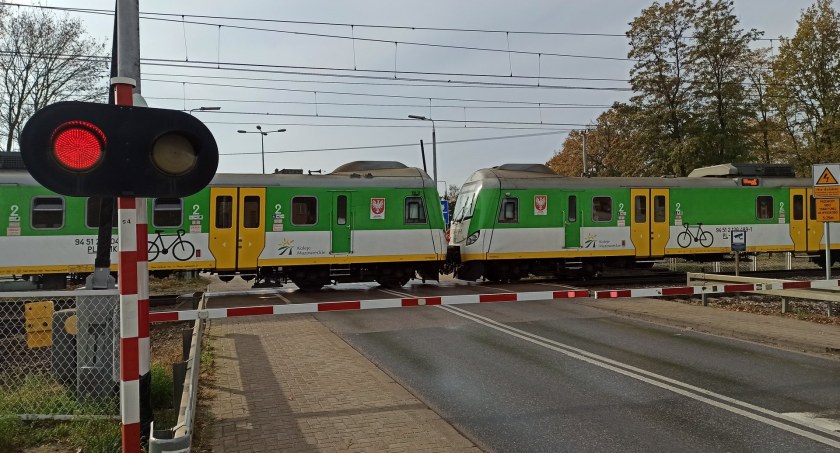 Zdjęcie pociągu na przejeździe kolejowym/ PKP PLK