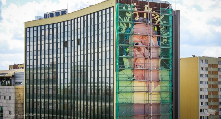 Zdjęcie malowanego muralu z Babcią Eugenią/ podlaskie.eu
