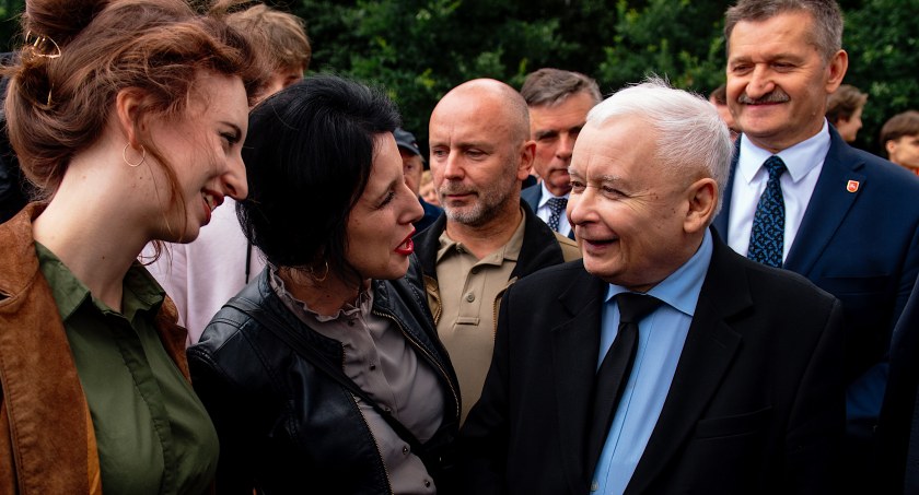 Zdjęcie Jarosława Kaczyńskiego z mieszkańcami Kodenia/ premier.gov.pl