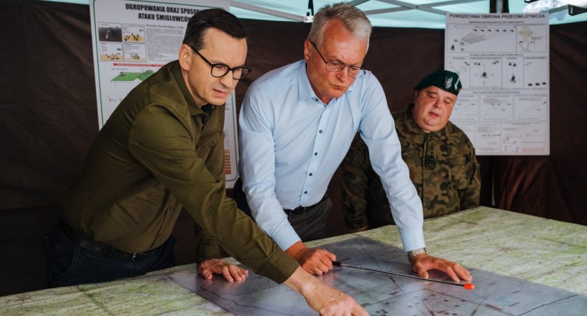 Zdjęcie premiera Morawieckiego i prezydenta Litwy nad mapą/ premier.gov.pl