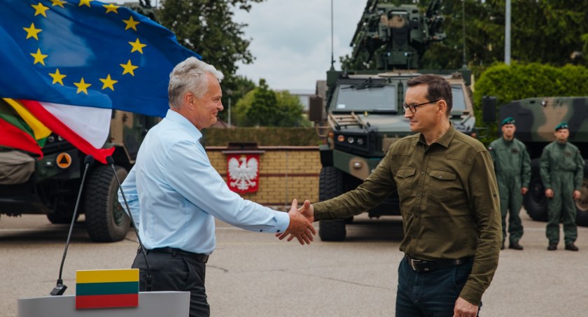 Zdjęcie premiera Mateusza Morawieckiego i prezydenta Litwy na Przesmyku Suwalskim/ premier.gov.pl