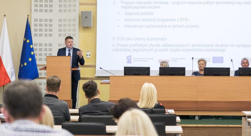 Zdjęcie ze spotkania poświęconego nowemu programowi opieki nad seniorami/ podlaskie.eu