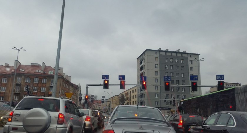 Zdjęcie samochodów na ulicy w Białymstoku/ DDB
