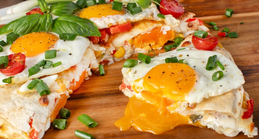 Zdjęcie tortilli z jajkiem i warzywami