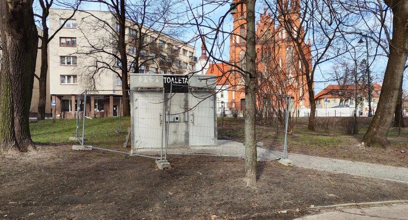 Zdjęcie nieczynnego szaletu publicznego przy pałacowych ogrodach/ DDB