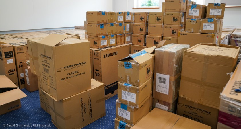 Zdjęcie sprzętu elektronicznego przekazanego białostockich szkołom przez UNICEF/ bialystok.pl