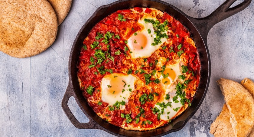 Zdjęcie potrawy z jajkiem i warzywami