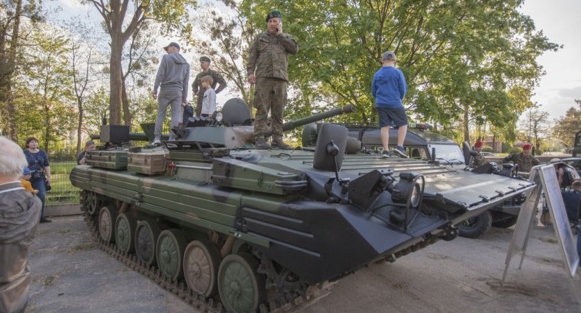 Zdjęcie czołgów i żołnierzy/ bialystok.pl