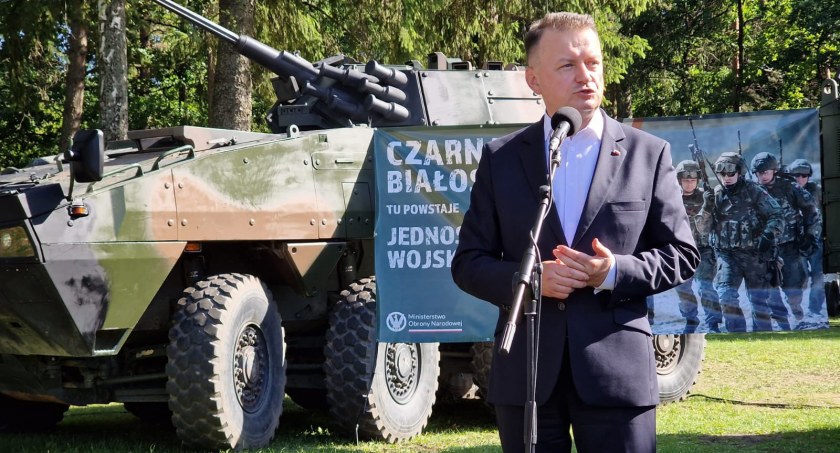 Zdjęcie ministra Mariusza Błaszczaka z żołnierzami/ MON