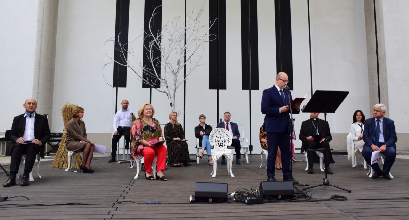 Zdjęcie z ubiegłorocznej akcji Narodowego czytania w amfiteatrze OiFP/ Książnica Podlaska