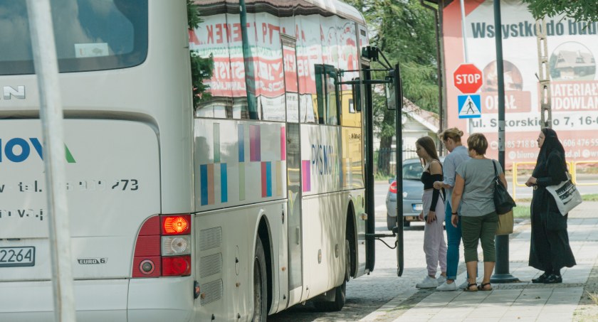 Zdjęcie autobusu PKS Nova i wsiadających do niego ludzi/ PUW