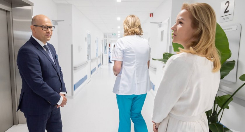 Zdjęcie nowych pomieszczeń Białostockiego Centrum Onkologii pokazywanych marszałkowi województwa podlaskiego/ podlaskie.eu