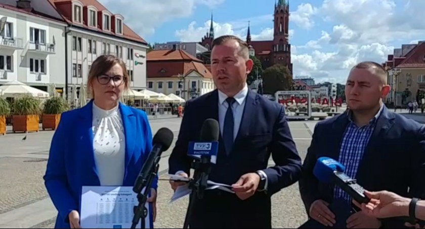 Zdjęcie z briefingu prasowego, na zdjęciu w środku: Henryk Dębowski