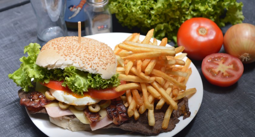 Zdjęcie burgera z frytkami/ Pixabay.com