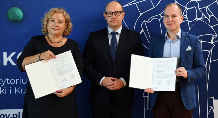 Zdjęcie z momentu podpisania umowy pomiędzy Książnicą Podlaską a Ministerstwem Cyfryzacji/ Książnica Podlaska