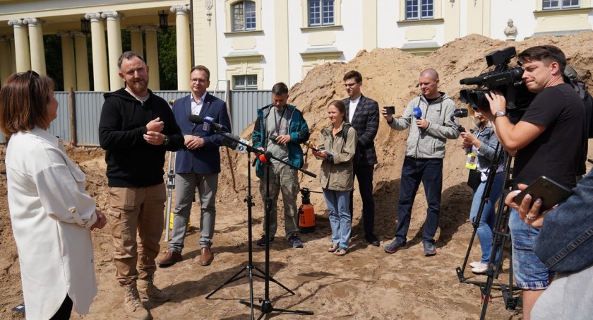 Zdjęcie z konferencji archeologów na dziedzińcu Pałacu Branickich w Białymstoku/ Facebook Uniwersytet Medyczny w Białymstoku