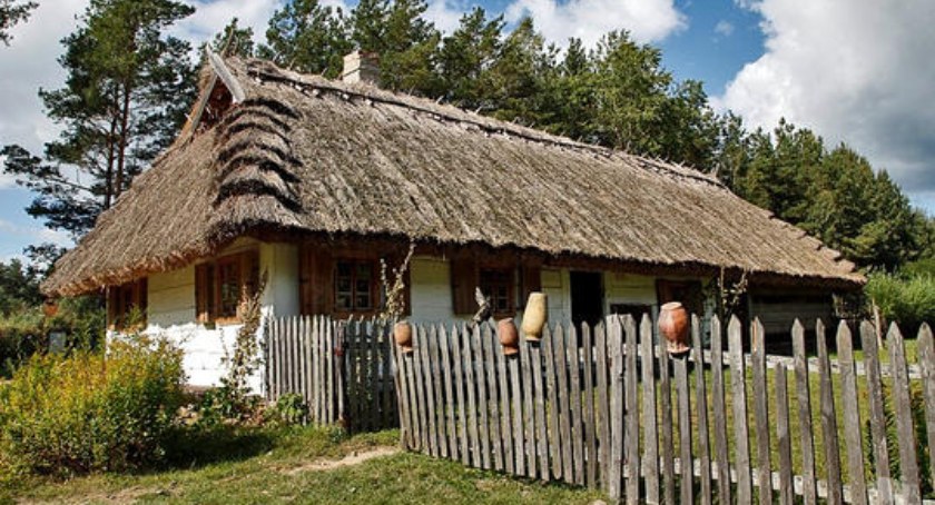 Zdjęcie chaty w Podlaskim Muzeum Kultury Ludowej/ wrotapodlasia.pl