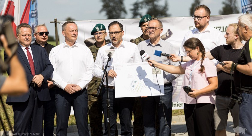 Zdjęcie z konferencji zapowiadającej powstanie jednostki w Czartajewie/ podlaskie.eu