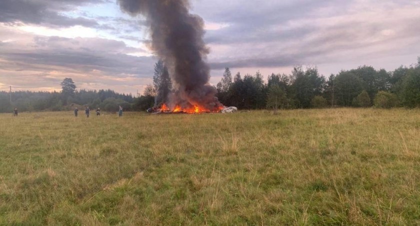Zdjęcie rozbitego samolotu w rejonie twerskim w Rosji/ Twitter.com Ukrinform