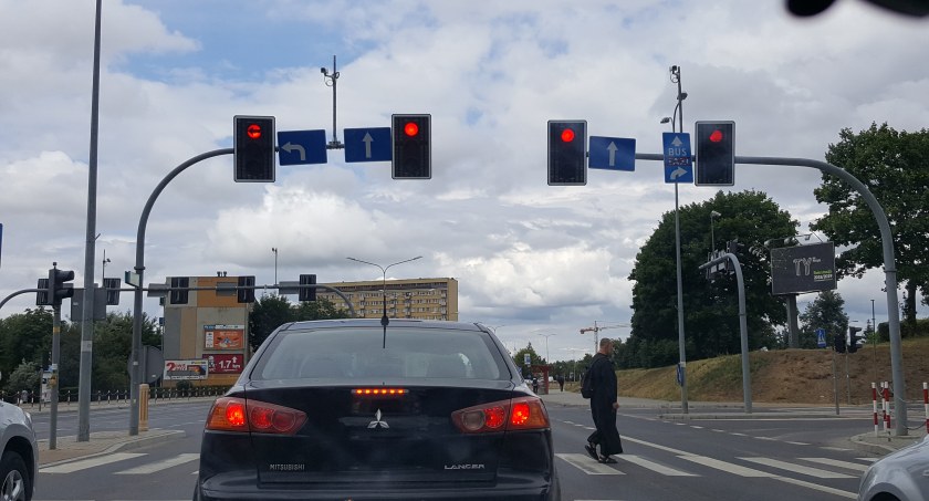 Zdjęcie światła czerwonego sygnalizacji świetnej na ulicy w Białymstoku/ DDB