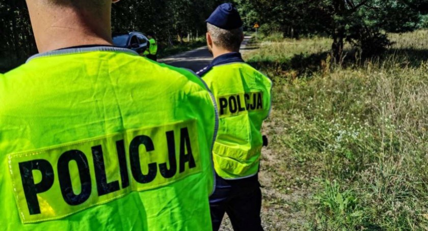 Zdjęcie policjantów i zatrzymanego auta/ podlaska.policja.gov.pl