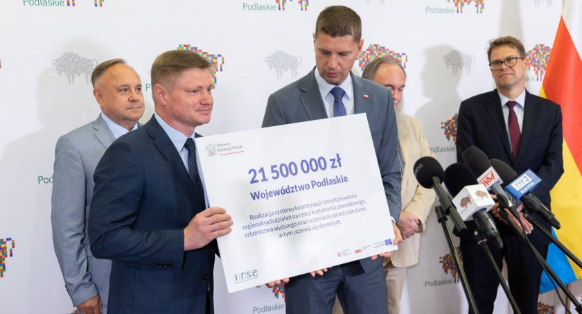 Zdjęcie z konferencji prasowej poświęconej dofinansowaniu szkolnictwa dostosowanego do potrzeb rynku/ podlaskie.eu