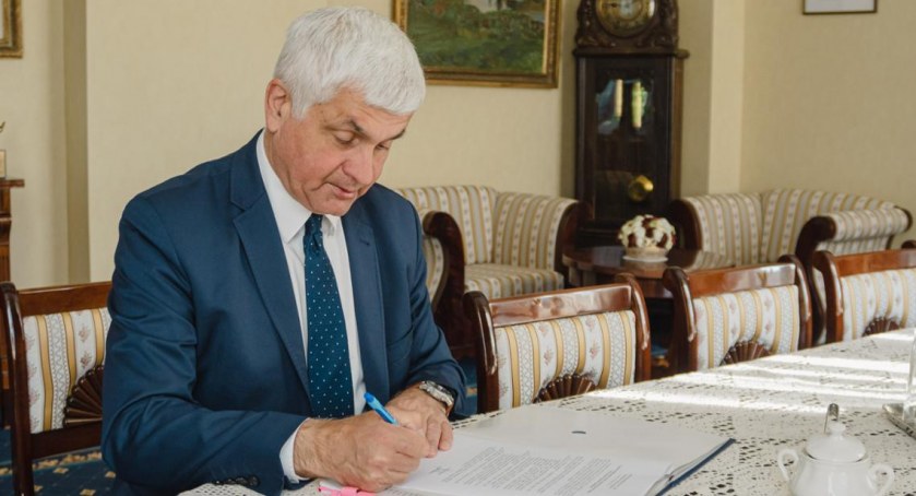 Zdjęcie wojewody podlaskiego podpisującego dokument/ PUW