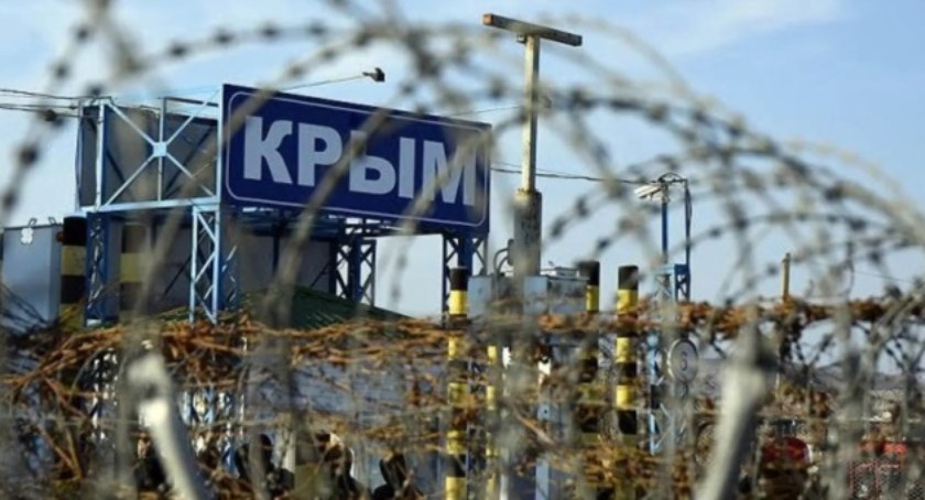 Zdjęcie tablicy z napisem Krym za drutem kolczastym/ Twitter.com/ Ukrinform