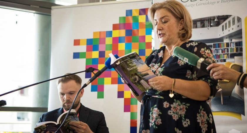 Zdjęcie dyrektor Książnicy Podlaskiej czytającej 