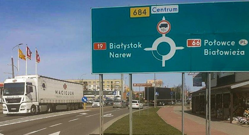 Zdjęcie TIRa na drodze krajowej nr 19 w Bielsku Podlaskim oraz tablicy informacyjnej/ GDDKiA w Białymstoku