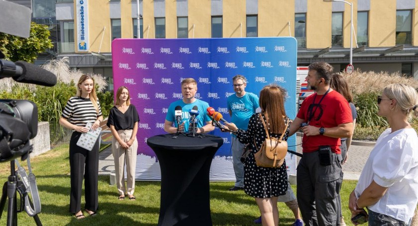 Zdjęcie z konferencji w BCO zapowiadającej bieg OnkoRun/ podlaskie.eu