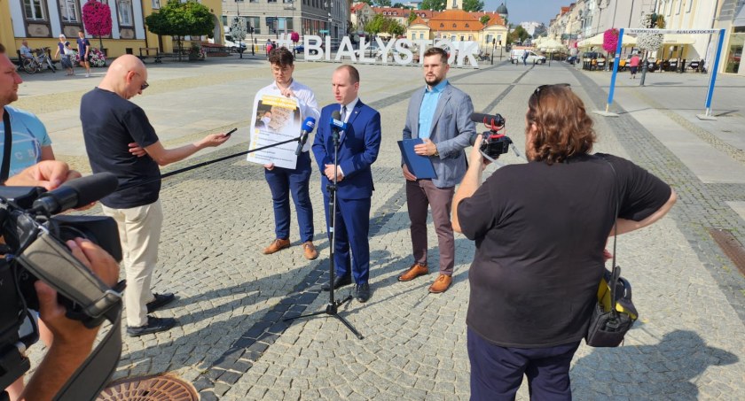 Zdjęcie Adama Andruszkiewicza i działaczy Stowarzyszenia dla Polski w Białymstoku na Rynku Kościuszki/ Twitter.com Bartosz Sokołowski
