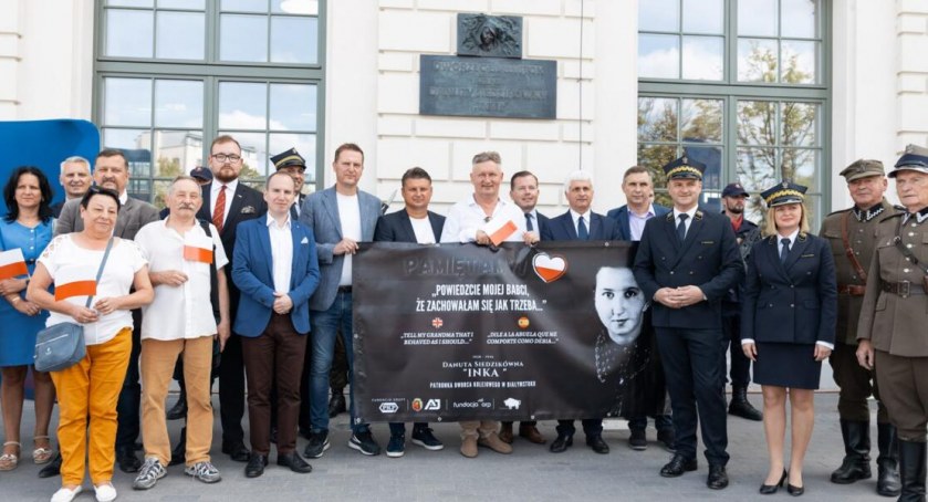 Zdjęcie kolejarzy i piłkarzy Allstars Jagiellonii na dworcu PKP w Białymstoku/ PKP PLK